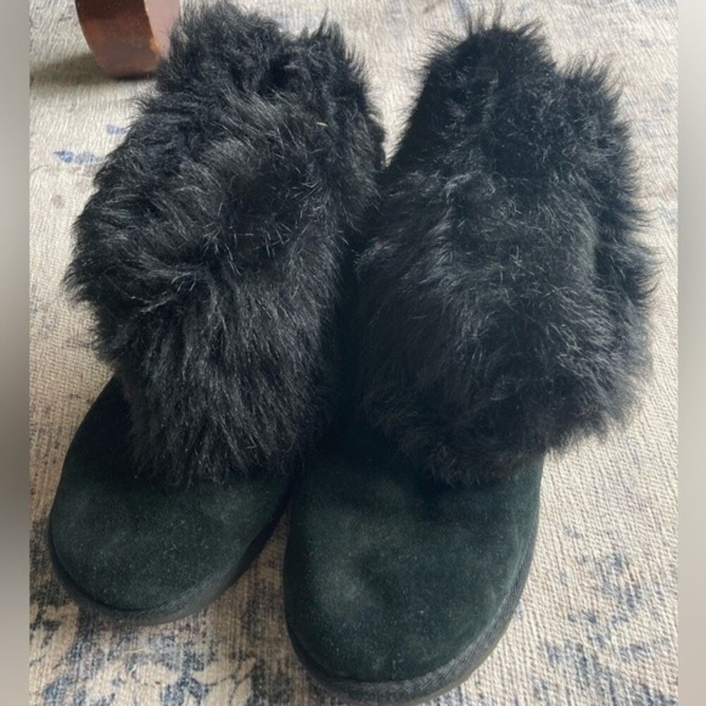 Ugg Women’s short black boot size 7. Great used condition! Read below!